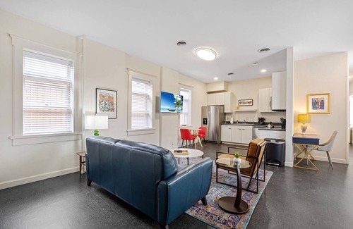East Market District Condominio | The Duet - Sleeps 8 / Stay NULU Marketplace