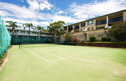 Fingal Bay Apartamento | The Dunes Two bedroom apartment overlooking pool