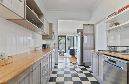 West Bathurst Casa | The Durham - Revamped 1930s Retreat, Pets Allowed