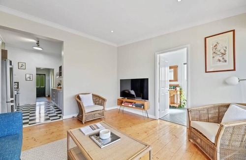 West Bathurst Casa | The Durham - Revamped 1930s Retreat, Pets Allowed