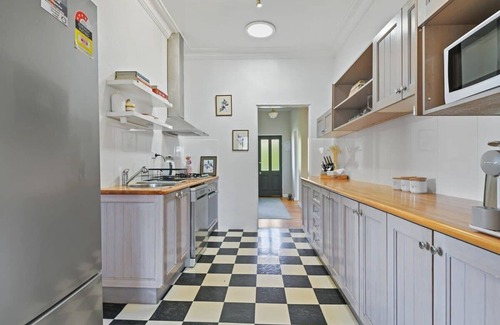 West Bathurst Casa | The Durham - Revamped 1930s Retreat, Pets Allowed