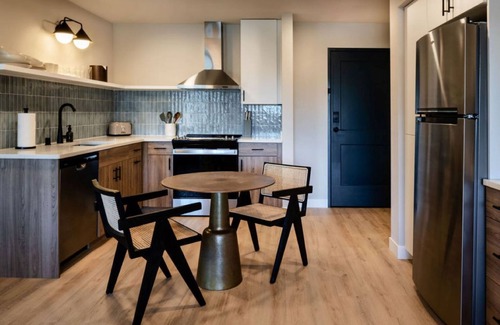Tenney-Lapham Apartamento | The Dylin by Mint House