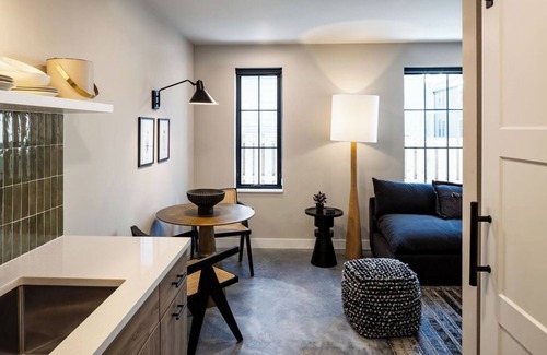 Tenney-Lapham Apartamento | The Dylin by Mint House