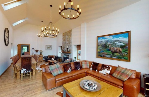 Grantown-on-Spey Casa | The Eagle's Nest - large house with hot tub and sauna