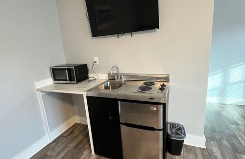 Parker Hotel | The East Bay Inn Room 1 - Cozy hotel in brilliant Panama City with AC, WiFi