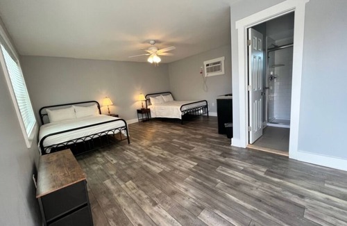 Parker Hotel | The East Bay Inn Room 1 - Cozy hotel in brilliant Panama City with AC, WiFi