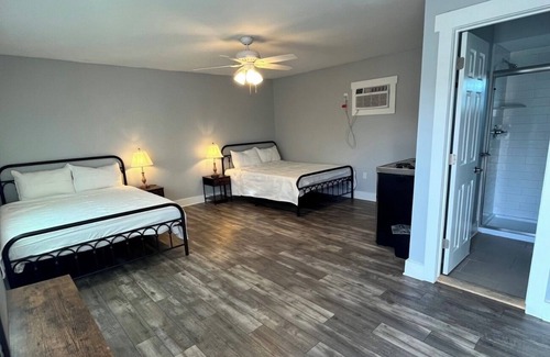 Parker Hotel | The East Bay Inn Room 3 - Cozy hotel in brilliant Panama City with AC, WiFi