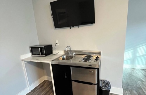 Parker Hotel | The East Bay Inn Room 3 - Cozy hotel in brilliant Panama City with AC, WiFi