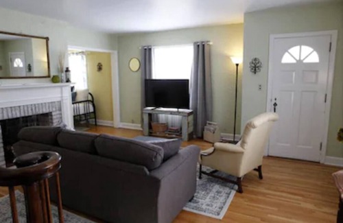 Morris Casa | The East Side Inn is a charming little house in the small town of Morris, Minnesota.