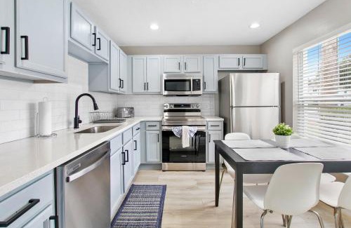 Lake Berkley Casa | The Eazy Breezy House - 4BR w/Heated Pool