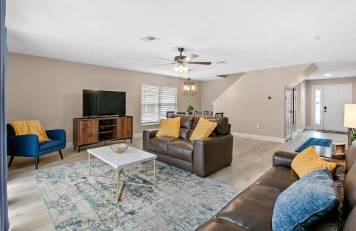 Lake Berkley Casa | The Eazy Breezy House - 4BR w/Heated Pool