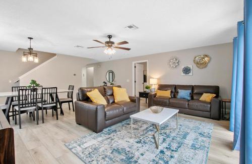 Lake Berkley Casa | The Eazy Breezy House - 4BR w/Heated Pool