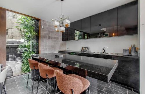 Fitzroy Casa | 'The Ebony' Explore Hip City-living in a Luxe Oasis