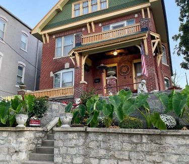 St. Joseph Apartamento | The Edmond an 1887 Arts & Crafts gem