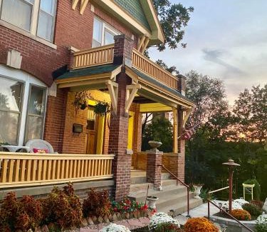 St. Joseph Apartamento | The Edmond an 1887 Arts & Crafts gem