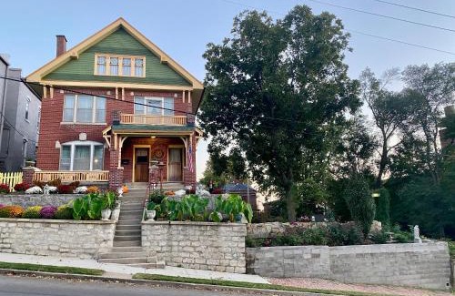St. Joseph Apartamento | The Edmond an 1887 Arts & Crafts gem