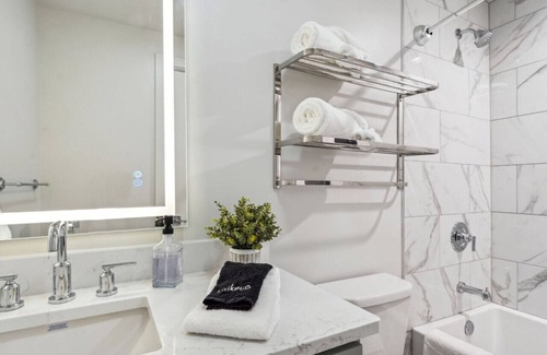 Central Business District Hotel | All Ensuites 4BD! Rooftop pool and hot tub on property, Walk to FQ/Superdome