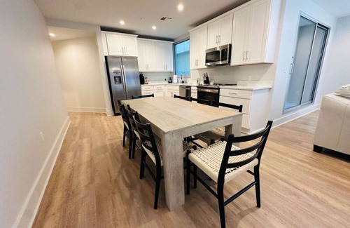 Central Business District Hotel | The Eleanor: 5BD w/ 2 balconies