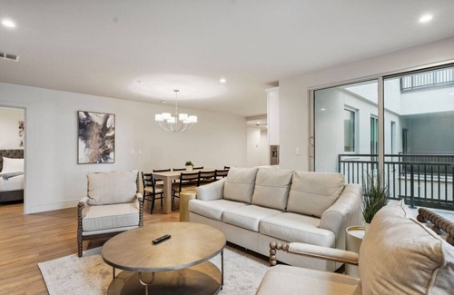 Central Business District Hotel | The Eleanor: 5BD w/ 2 balconies