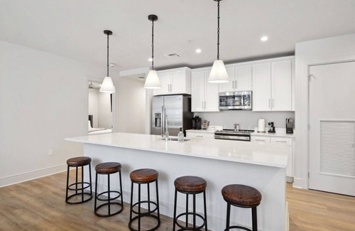Central Business District Hotel | Perfect Group 6BD Unit! Walk to French Quarter & Superdome