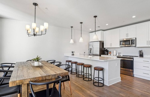Central Business District Hotel | The Eleanor: Unit 706