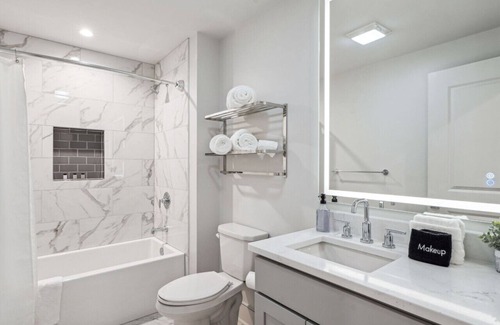 Central Business District Hotel | The Eleanor: Unit 706