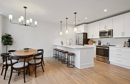 Central Business District Hotel | 5BD! Rooftop Pool & Hot tub access, Walk to French Quarter and Essence Fest!