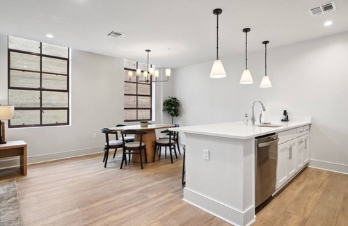 Central Business District Hotel | 5BD! Rooftop Pool & Hot tub access, Walk to French Quarter and Essence Fest!