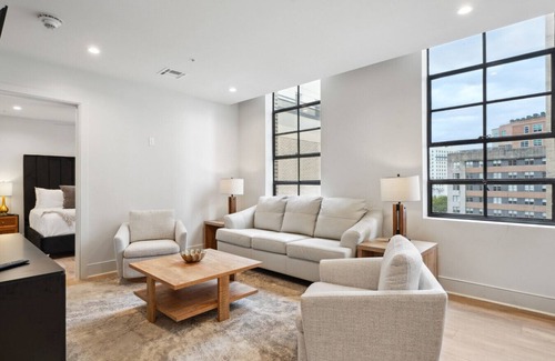 Central Business District Hotel | 5BD! Rooftop Pool & Hot tub access, Walk to French Quarter and Essence Fest!