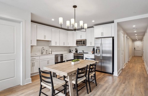 Central Business District Hotel | The Eleanor: Units 603/604/605