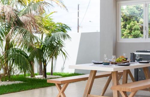 Christies Beach Apartamento | The Elements l Fire l 4 Stunning Apartments each with Private Outdoor Dining l Walk to the Beach l Family Friendly l Wifi l Netflix l Outdoor Shower l Communal BBQ Pavilion and Lawn Area l