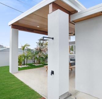 Christies Beach Apartamento | The Elements l Fire l 4 Stunning Apartments each with Private Outdoor Dining l Walk to the Beach l Family Friendly l Wifi l Netflix l Outdoor Shower l Communal BBQ Pavilion and Lawn Area l