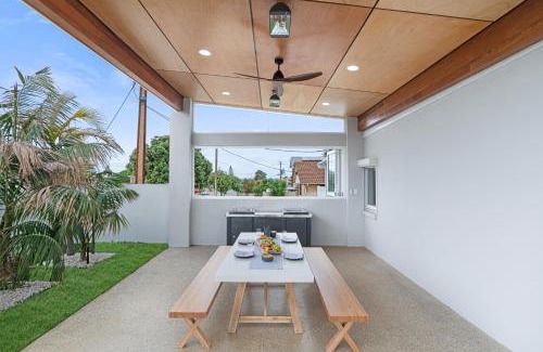 Christies Beach Apartamento | The Elements l Fire l 4 Stunning Apartments each with Private Outdoor Dining l Walk to the Beach l Family Friendly l Wifi l Netflix l Outdoor Shower l Communal BBQ Pavilion and Lawn Area l