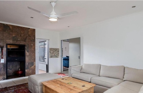 Gordons Bay Central Casa | The Elephant Cottage