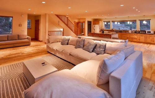 Upper Kingsbury Casa | The Elevator House - Sleeps 10
