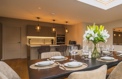 Henley Casa | The Elizabeth Suite - 3 Bedroom With Parking