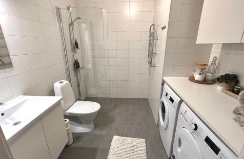 Solna Apartamento | The Emerald Suite - Bright Scandinavian Private Apartment