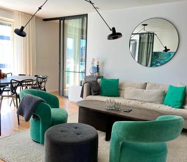 Solna Apartamento | The Emerald Suite - Bright Scandinavian Private Apartment
