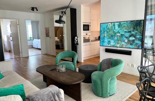 Solna Apartamento | The Emerald Suite - Bright Scandinavian Private Apartment