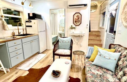 Newnata Casa | The Enchanted Cottage, Greers Ferry Lake Area, Romantic, Outdoor Shower, Extended Stays Welcome