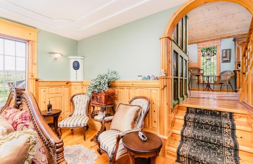 Drumheller Casa | The Enchanted River Cottage - River - Luxurious Cottage - Jacuzzi