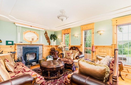 Drumheller Casa | The Enchanted River Cottage - River - Luxurious Cottage - Jacuzzi