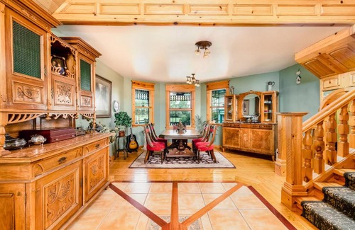Drumheller Casa | The Enchanted River Cottage - River - Luxurious Cottage - Jacuzzi