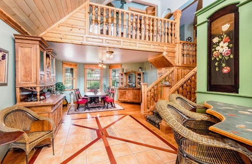 Drumheller Casa | The Enchanted River Cottage - River - Luxurious Cottage - Jacuzzi