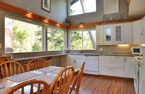 Halfmoon Bay Cabaña | The Enchanted Woods Waterfront Cottage en Secret Cove