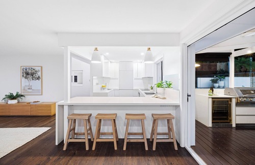 Sydney Casa | The Entertainer