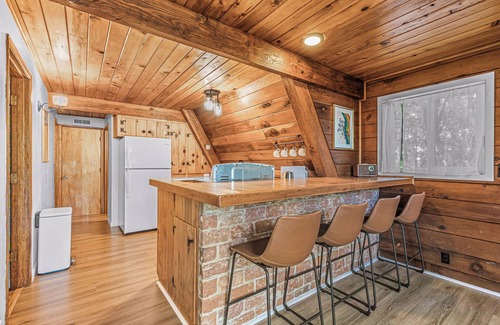 Grants Pass Casa | The Epic A - Hot Tub and Views on an Acre