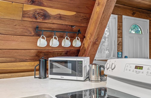 Grants Pass Casa | The Epic A - Hot Tub and Views on an Acre