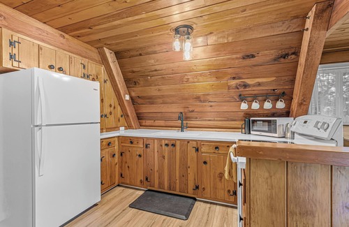 Grants Pass Casa | The Epic A - Hot Tub and Views on an Acre