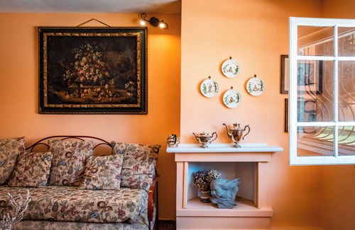 Zona LVIII Prima Porta Cama Y Desayuno | The Erbolario Room in Domus Anson Silj for a fantastic stay.